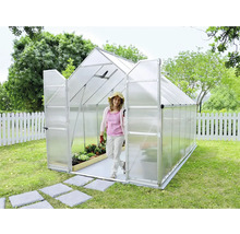 Serre de jardin avec porte ouverte et une femme qui entre