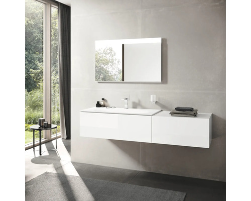 Modernes Badezimmer mit weißem Waschtisch, Spiegel und Fenster für helle Atmosphäre