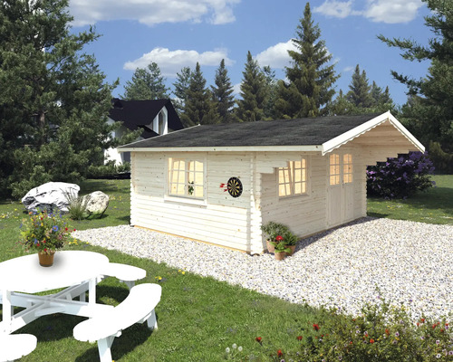 Vue du jardin avec abri de jardin en bois, table de jardin et cible de fléchettes