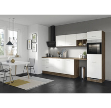 Moderne Küche mit weißen Schränken, Arbeitsplatte in Holzoptik, Esstisch und Stühlen