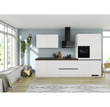 Moderne Küche mit weißen Schränken, Dunstabzugshaube und Holzoberfläche