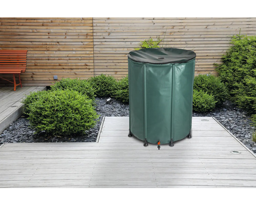 Grüne Regentonnen für den Garten auf einer Holzterrasse