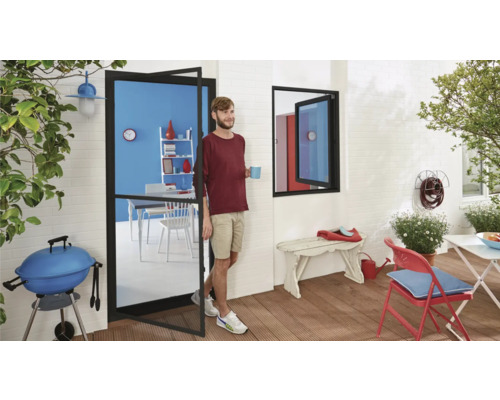 Terrasse lumineuse avec porte-fenêtre, fenêtre et homme avec tasse