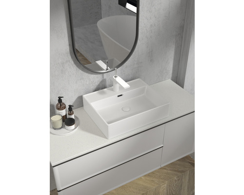 Salle de bains moderne avec vasque à poser, meuble sous-lavabo et miroir