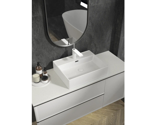 Salle de bains moderne avec lavabo à poser, miroir et meuble sous-lavabo