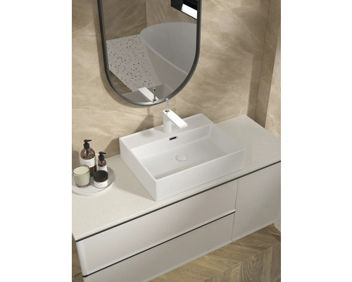 Intérieur de salle de bains moderne avec lavabo, miroir et accessoires