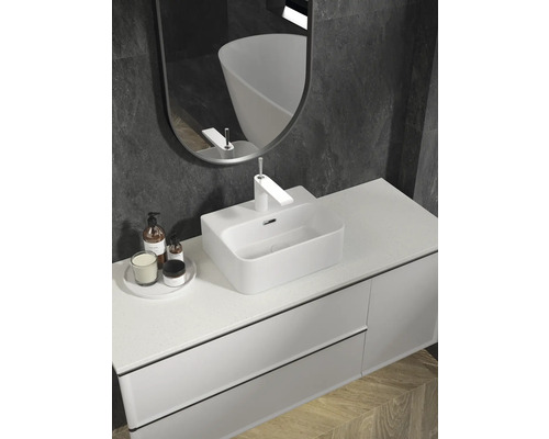 Salle de bains moderne avec lavabo, robinet, miroir et meuble sous-lavabo
