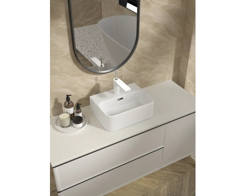 Salle de bain moderne avec meuble-lavabo, vasque à poser, robinet et miroir