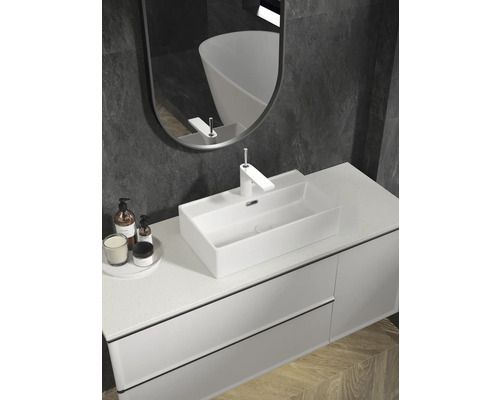 Intérieur de salle de bains moderne avec meuble-lavabo blanc, vasque à poser, robinet et miroir