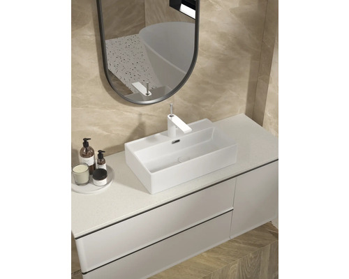 Salle de bain moderne avec lavabo, robinet, miroir et meuble sous-lavabo