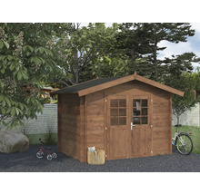 Gartenszene mit Holzgartenhaus, Fahrrad und Kinderdreirad