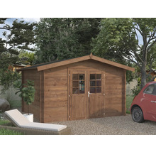 Scène de jardin avec abri de jardin en bois, terrasse et voiture particulière