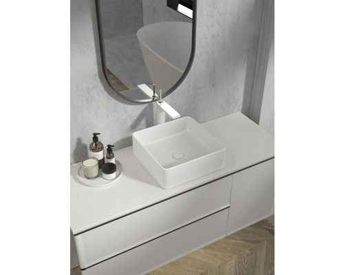 Modernes Badezimmer mit Waschtisch, Aufsatzwaschbecken, Spiegel und Badaccessoires