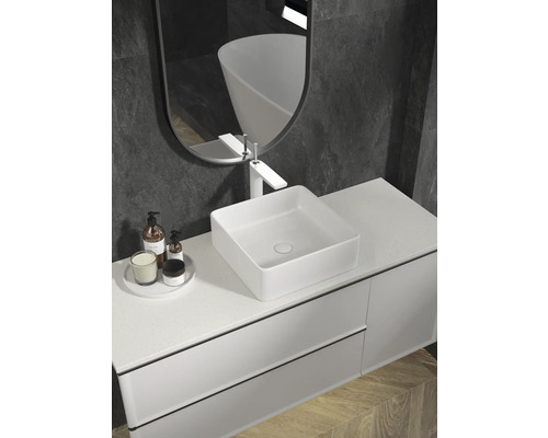 Modernes Badezimmer mit Waschbecken, Armatur, Spiegel und Unterschrank