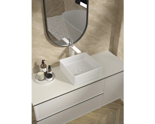 Modernes Badezimmer mit Aufsatzwaschbecken, Armatur, Spiegel und Unterschrank