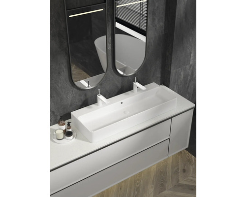 Badezimmeransicht mit Waschtisch, Doppelwaschbecken, zwei Spiegeln und Badaccessoires