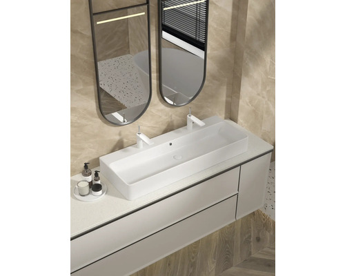 Badezimmer mit Waschtisch, Waschbecken, Spiegeln und Armaturen