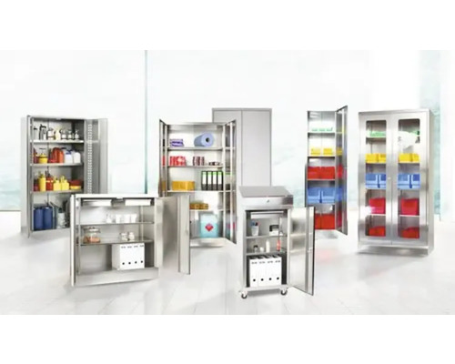 Szene mit mehreren Edelstahlschränken für verschiedene Aufbewahrungszwecke.