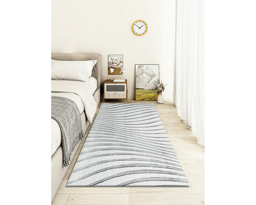 Chambre à coucher avec lit et tapis à motif ondulé