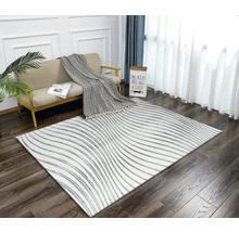 Wohnzimmer mit Sofa, Decke und Teppich mit Linienmuster auf Holzboden
