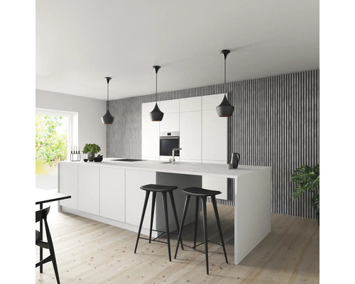 Helle Küche mit Kochinsel, Barhockern und Pendelleuchten