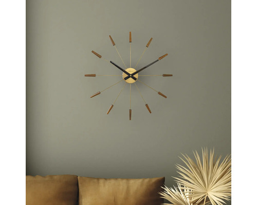 Horloge murale avec applications en bois dans le salon