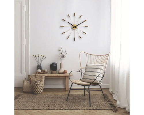 Salon avec un fauteuil, une banquette et une horloge murale
