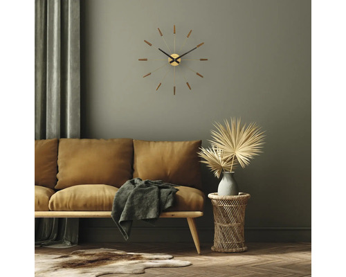 Salon avec canapé, table d''appoint et horloge murale