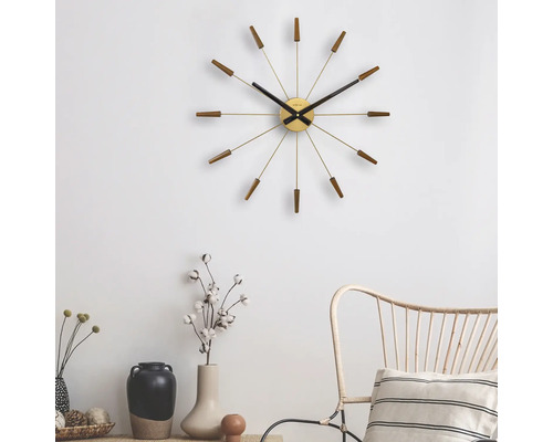 Horloge murale avec détails en bois dans le salon