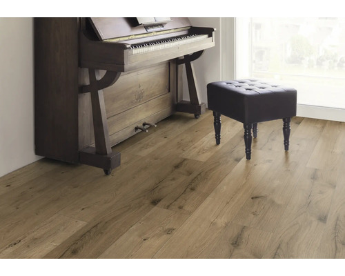 Plancher en bois avec piano et tabouret dans une pièce lumineuse.