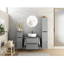 Salle de bains avec lavabo, miroir, armoire haute et tabouret