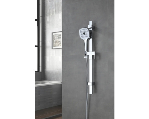 Duschsäule mit Handbrause im Badezimmer