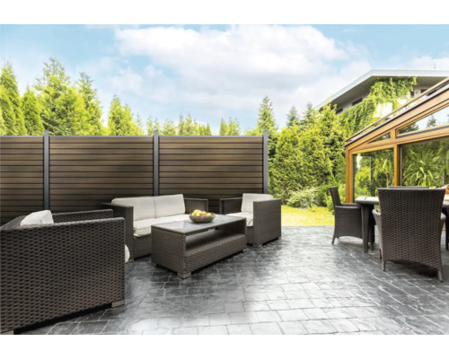 Terrasse avec brise-vue et mobilier de jardin