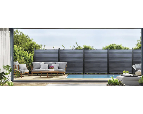 Terrasse avec mobilier de jardin, piscine et écran d''intimité