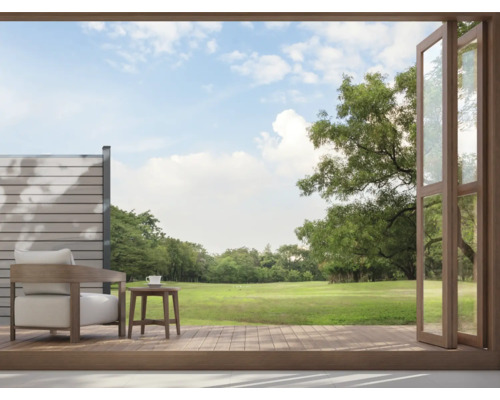Scène d''une terrasse avec fauteuil, table et vue sur un jardin