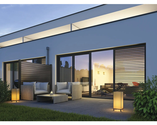 Terrasse avec mobilier de salon, paravent et luminaires extérieurs