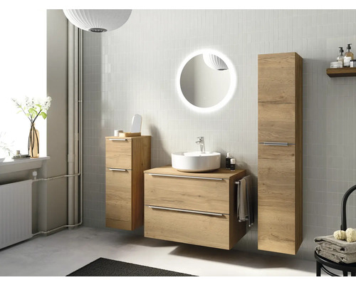Badezimmer mit Waschtisch, Spiegelschrank und Hochschrank in Holzoptik