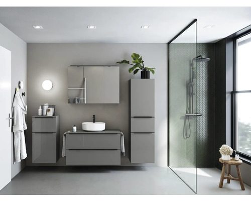 Helles Badezimmer mit Waschbecken, Unterschrank, Spiegelschrank und Dusche