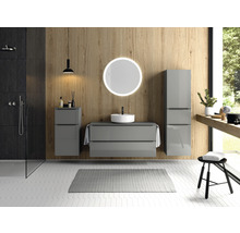 Modernes Badezimmer mit Dusche, Waschtisch, Spiegel und Holzwand