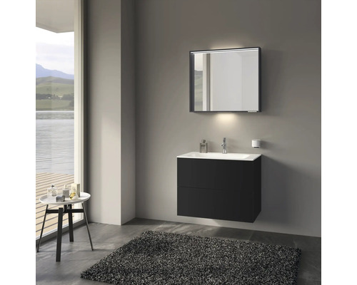 Salle de bain moderne avec meuble sous-lavabo, miroir et tapis
