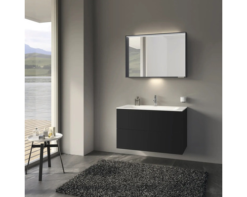 Salle de bains moderne avec meuble sous-lavabo, miroir et tapis