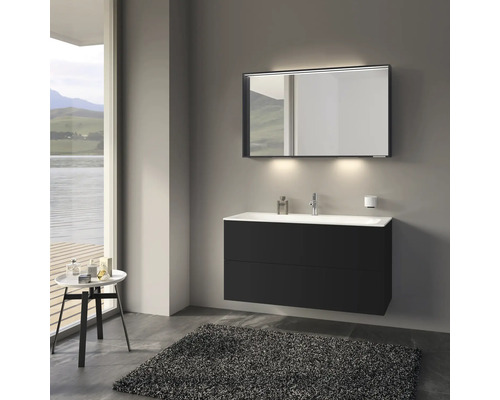 Salle de bain moderne avec meuble sous-lavabo, miroir et tapis