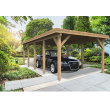 Holzcarport mit einem Auto im Garten