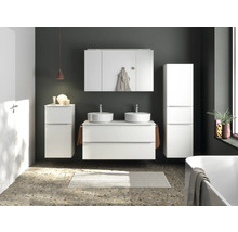 Salle de bains moderne avec meuble-lavabo, miroir, armoire haute et baignoire.