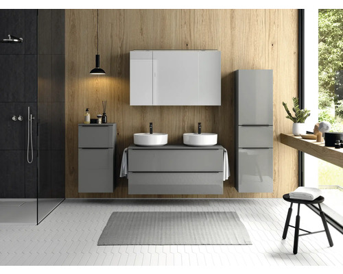 Salle de bains moderne avec douche, lavabo, miroir, armoire et tabouret