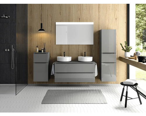 Salle de bains moderne avec meuble-lavabo, miroir, armoire haute, douche et tabouret