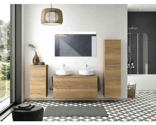 Salle de bains avec meuble-lavabo, miroir, armoire suspendue et baignoire