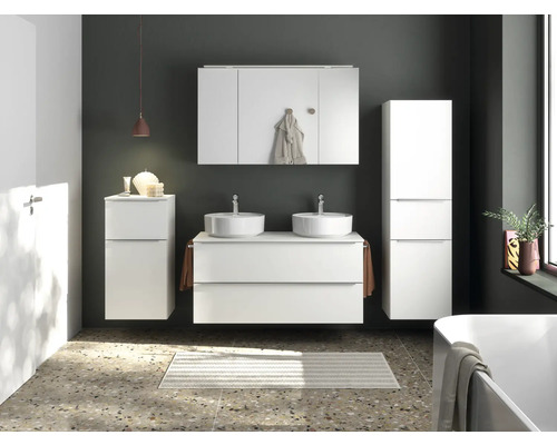 Salle de bains avec double vasque, meuble sous-vasque, armoire de toilette et armoire haute au design clair