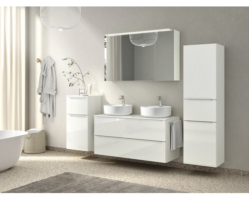 Salle de bain lumineuse avec meuble-lavabo, deux vasques à poser, armoire de toilette et armoire haute pour une ambiance moderne