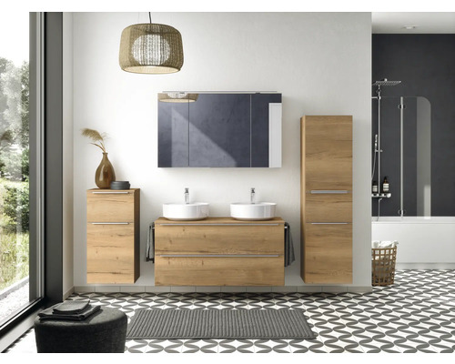 Badezimmer mit Waschtisch, Spiegel, Unterschrank und Handtuch